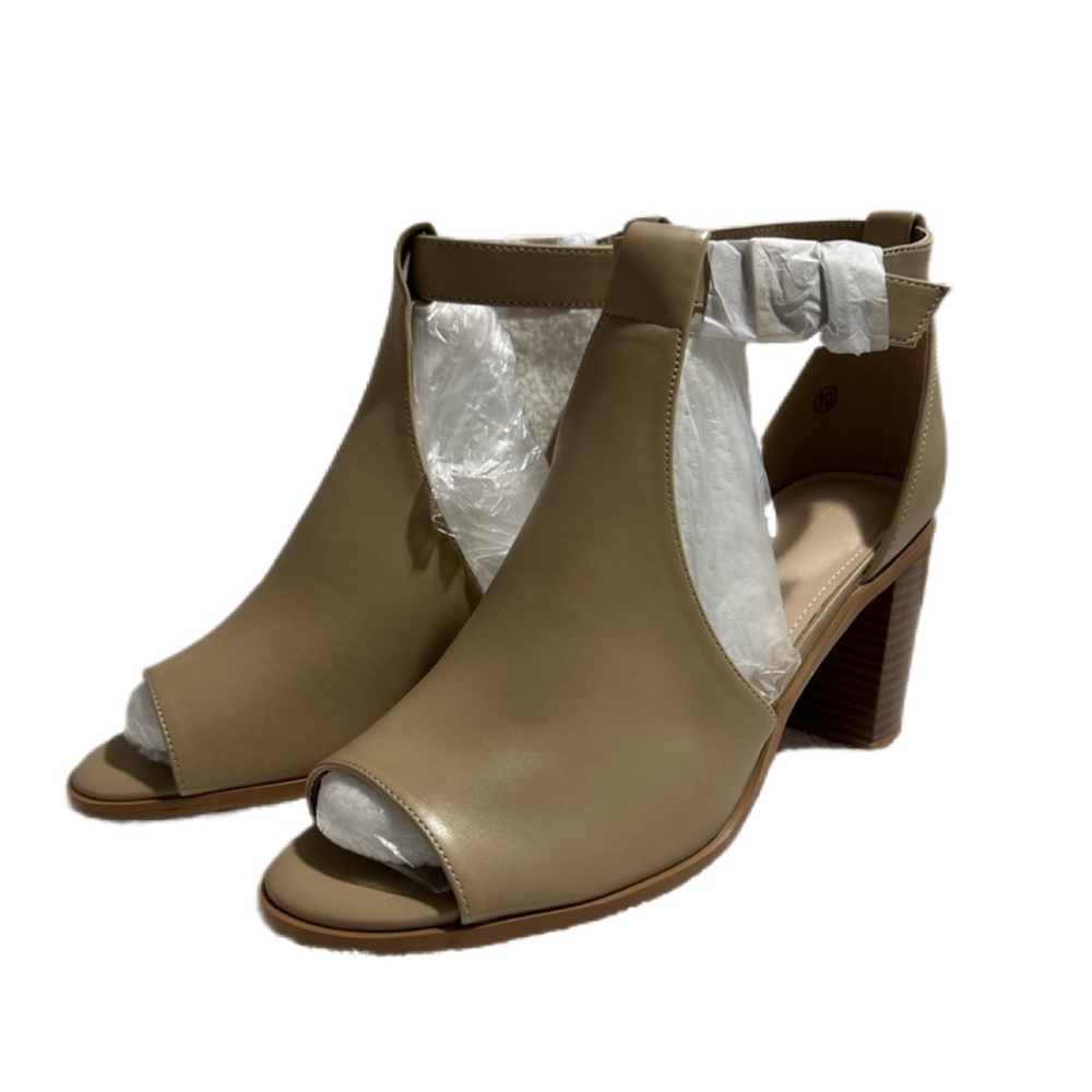 NWT/ COUTGO BOOTIE/ SIZE 10